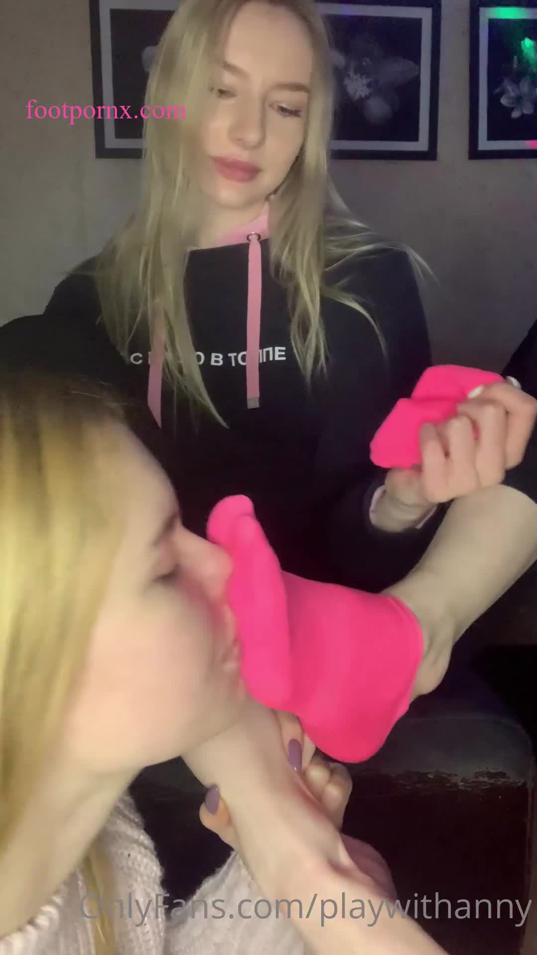playwithanny lesbian teens foot worship 5