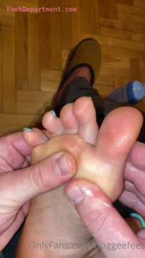 froggeefeet beta massaging my feet
