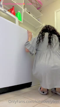 kieslovelyfeet college girl getting spied on booty and soles