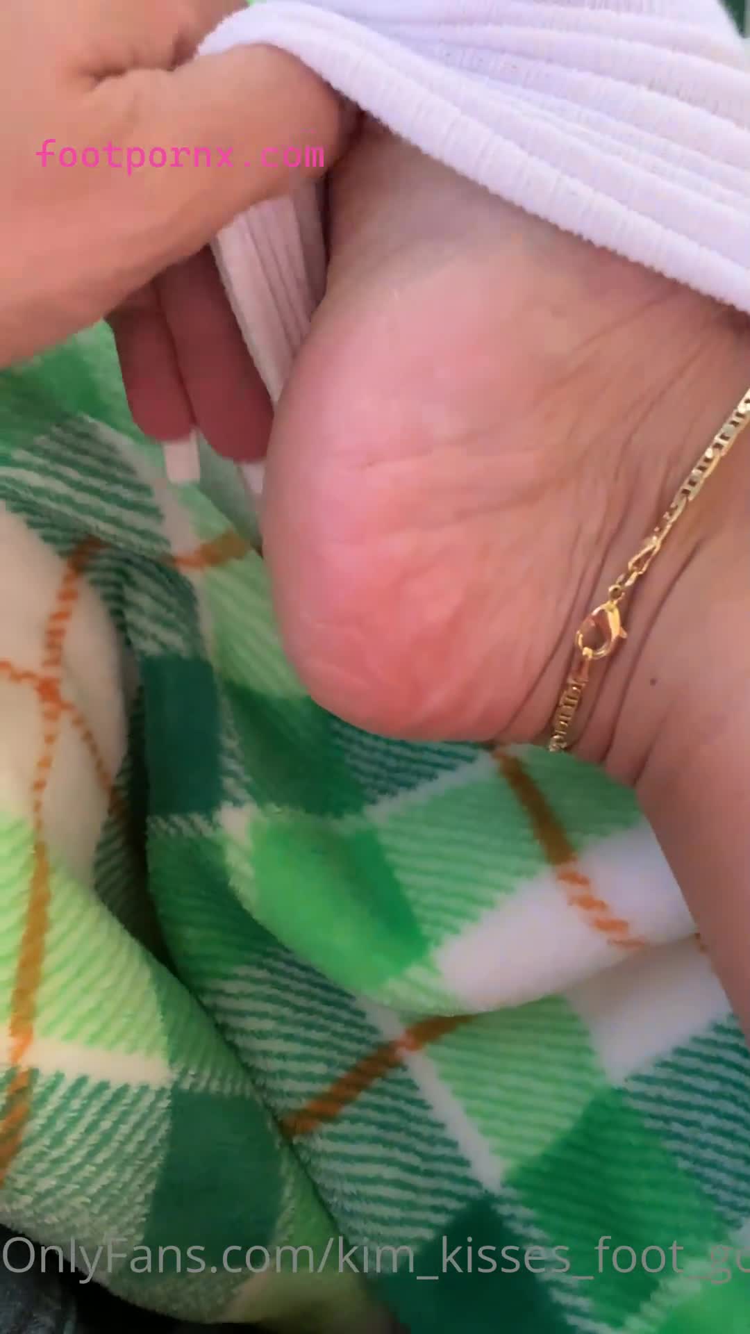 kim_kisses_foot_goddess asian goddess sexy feet 37