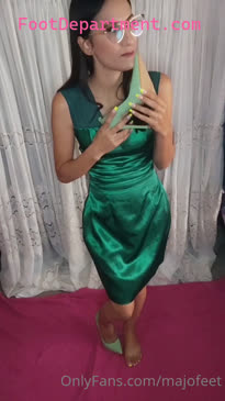 majofeet sexy ass milf in a green dress lifting up her feet to show