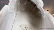 gracefulgracexo GracefulGraceXO teen model takes off her shoes and socks to show her feet