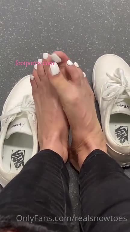 realsnowtoes  foot porn 2