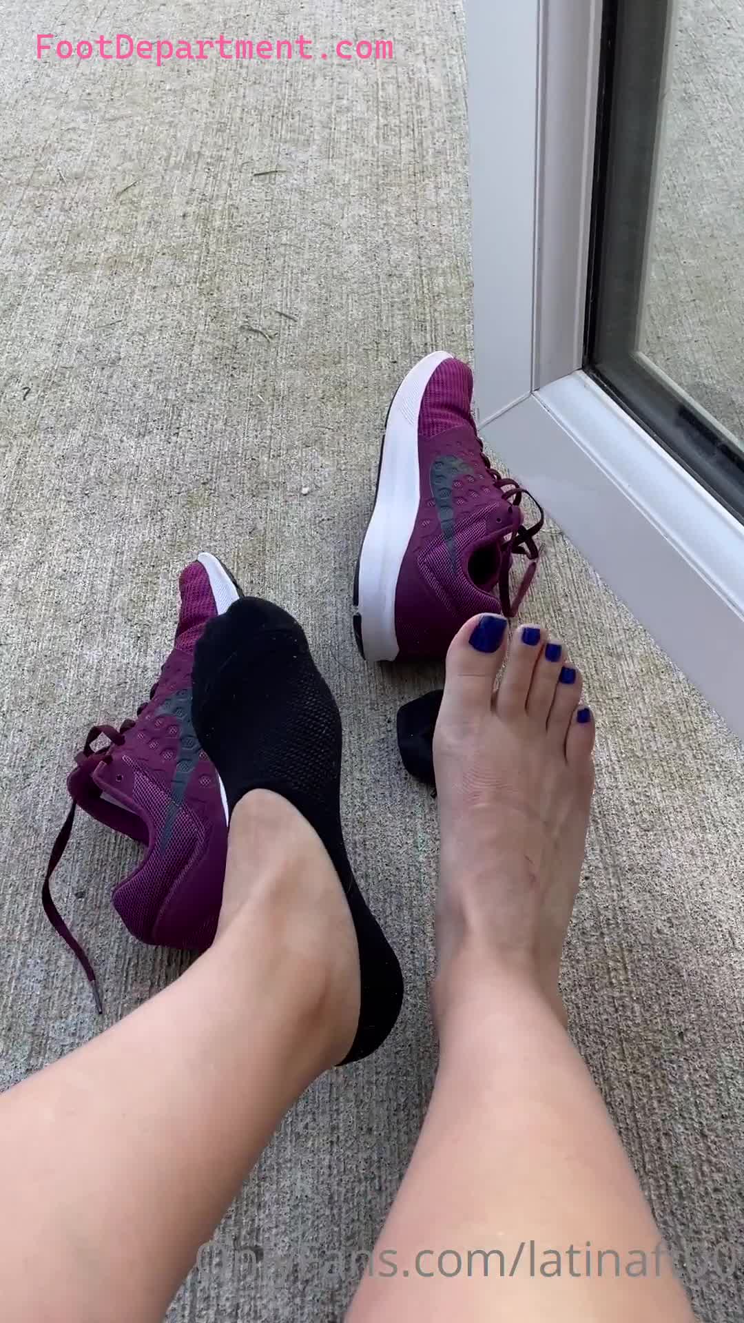 latinaft00 taking off socks and shoes