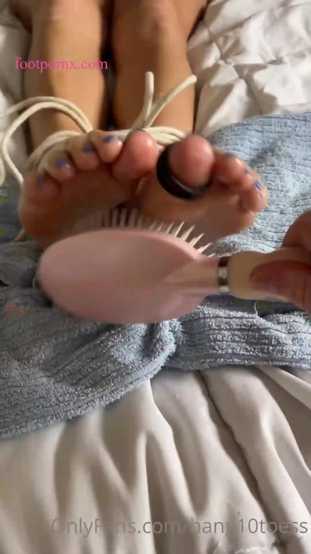 hang10toess pretty white girl toes and soles 16