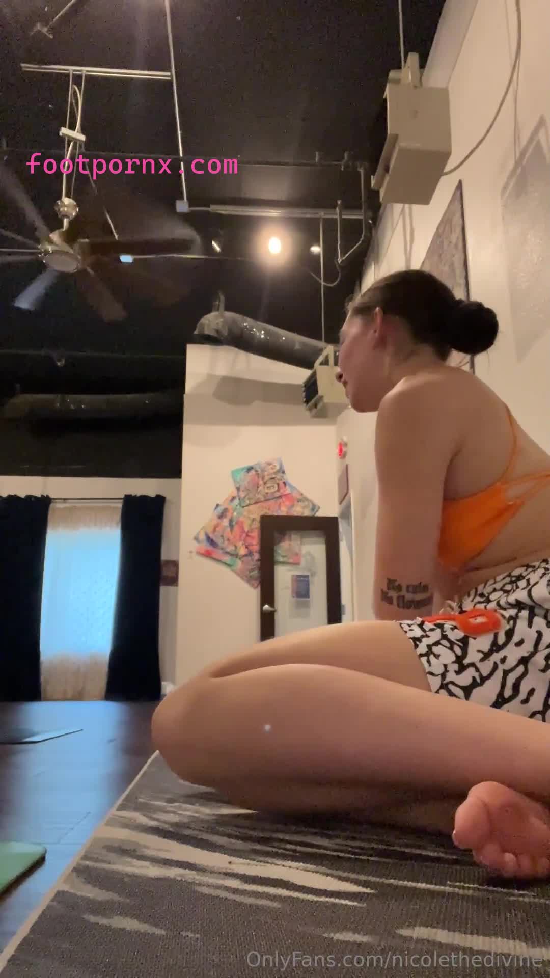 nicolethedivine pretty white girl feet soles 3