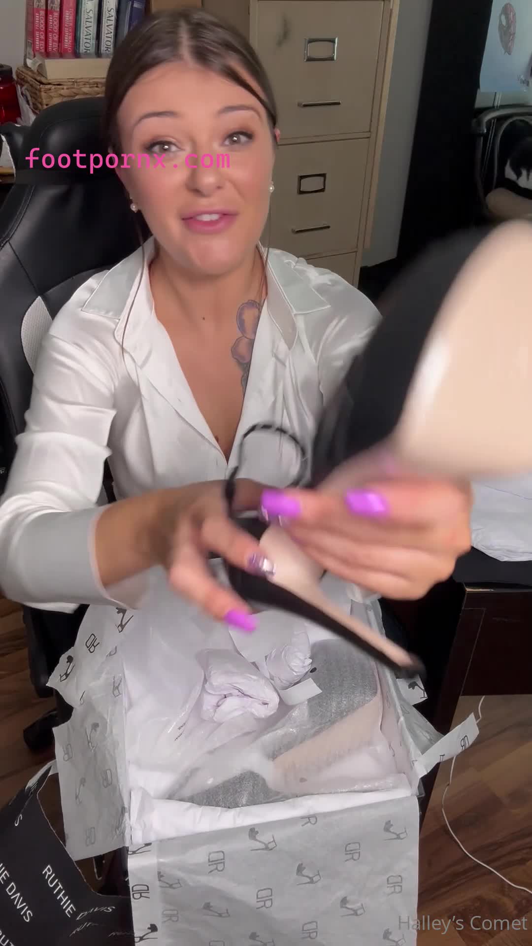 halleyscomet69 hot white girl toes joi 6