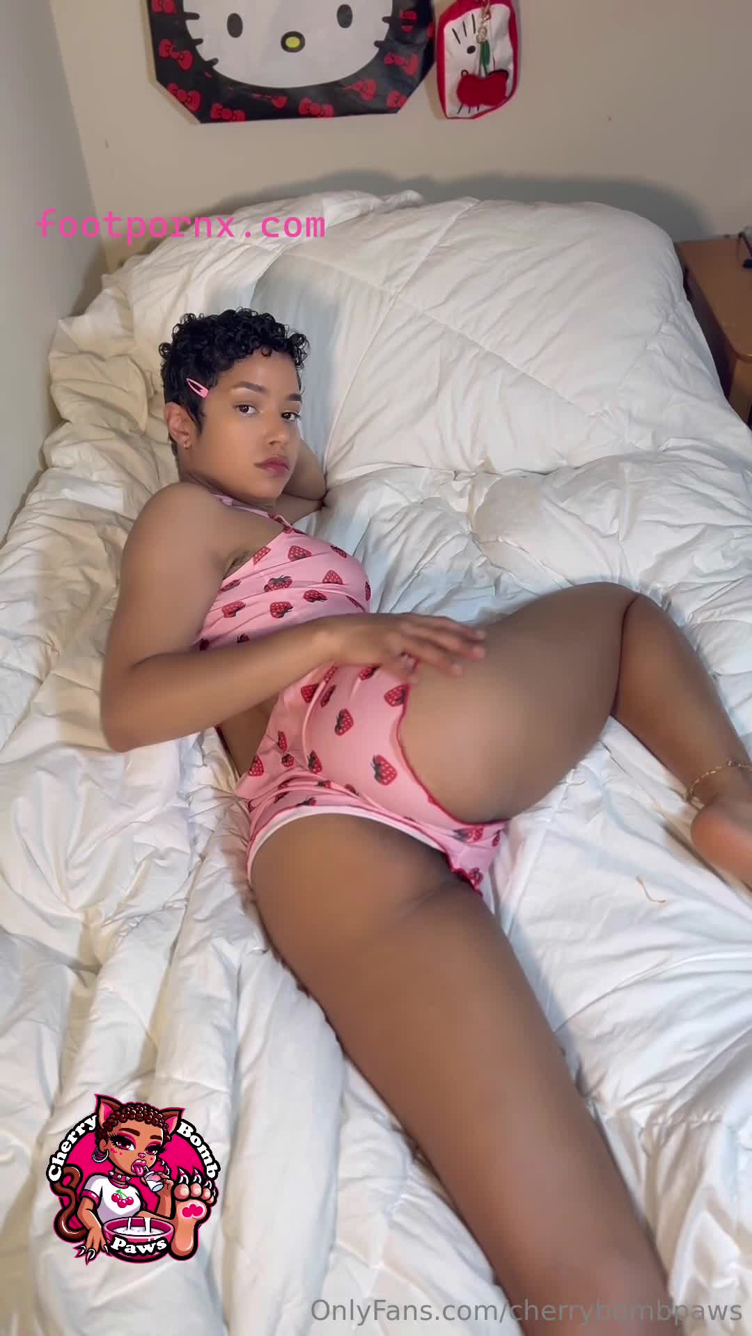 cherrybombpaws sexy ebony toes 1