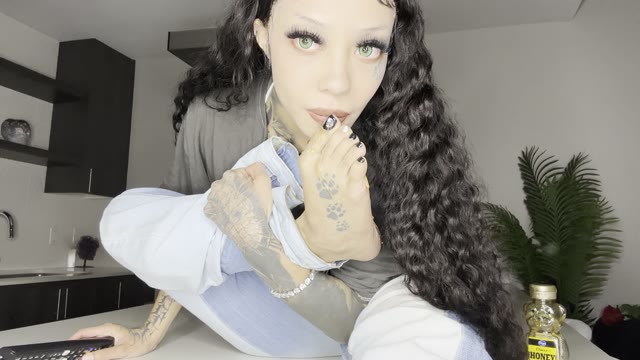 omgyoash honey licking