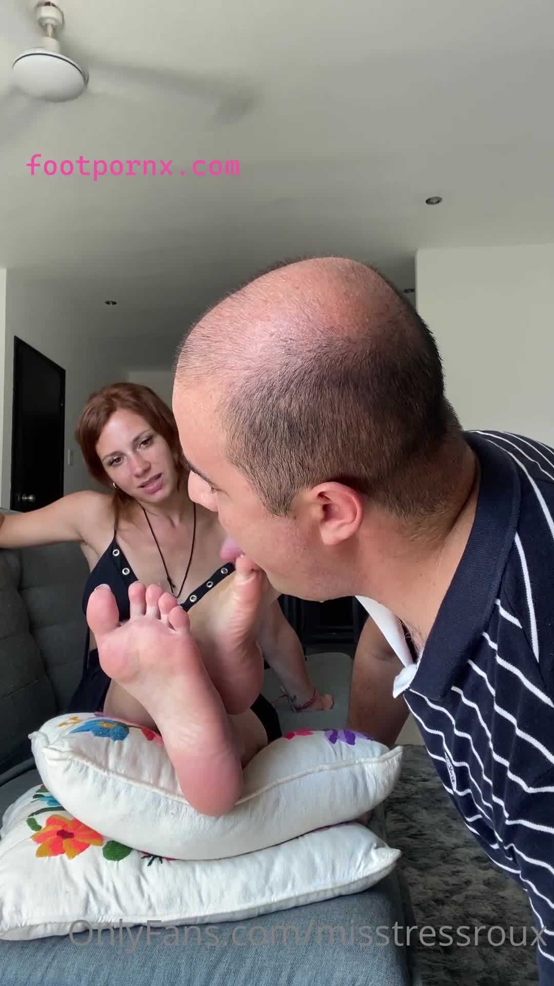 misstressroux super hot milf footboys worships her feet 2