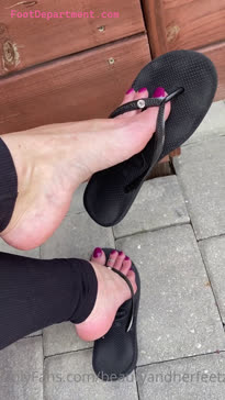 beautyandherfeetz top foot mdoel shoe dangling