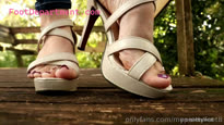 myprettyfeet8 public feet walk