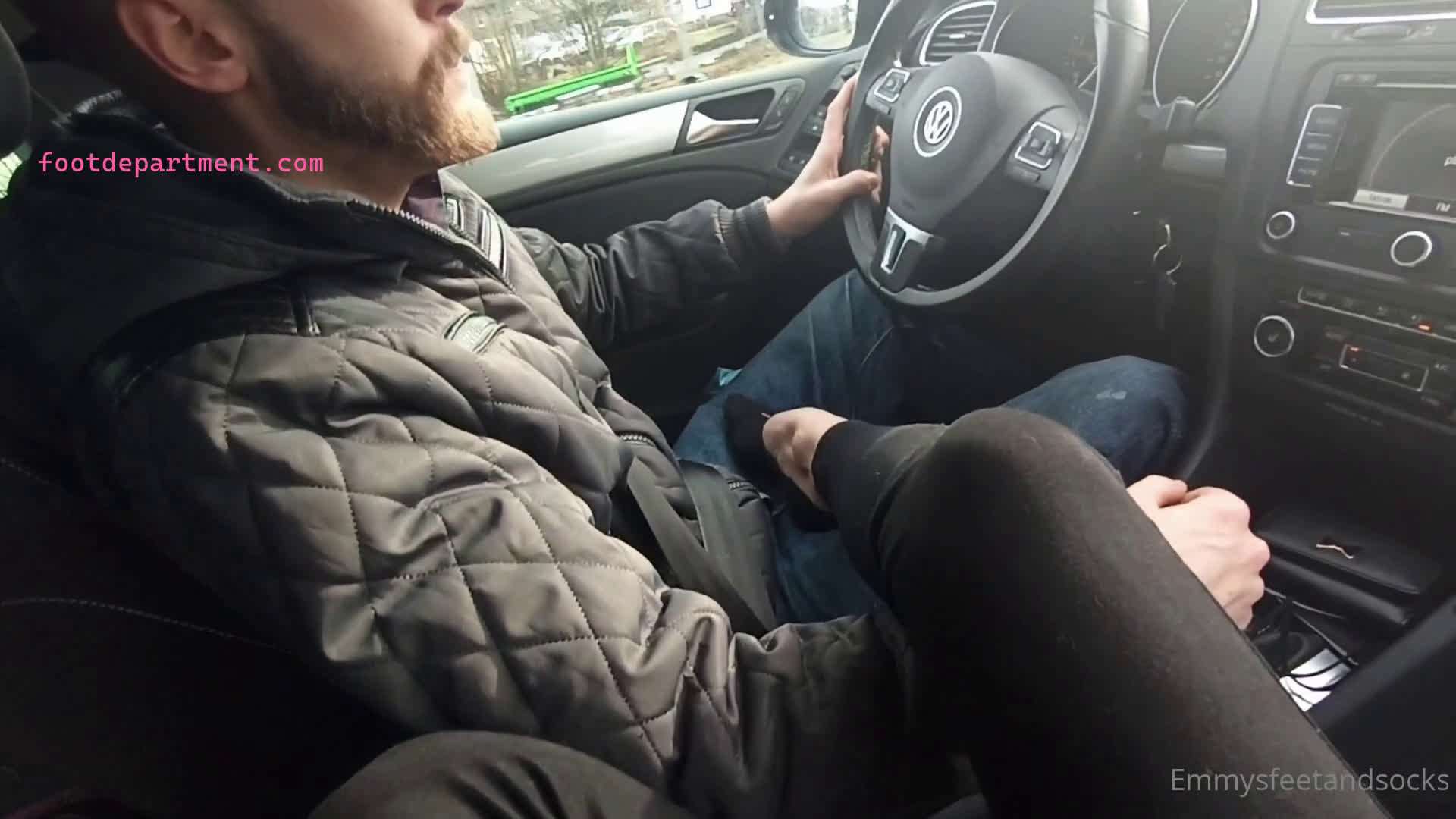 emmysfeetandsocks video makes her boyfriend worhip her feet driving