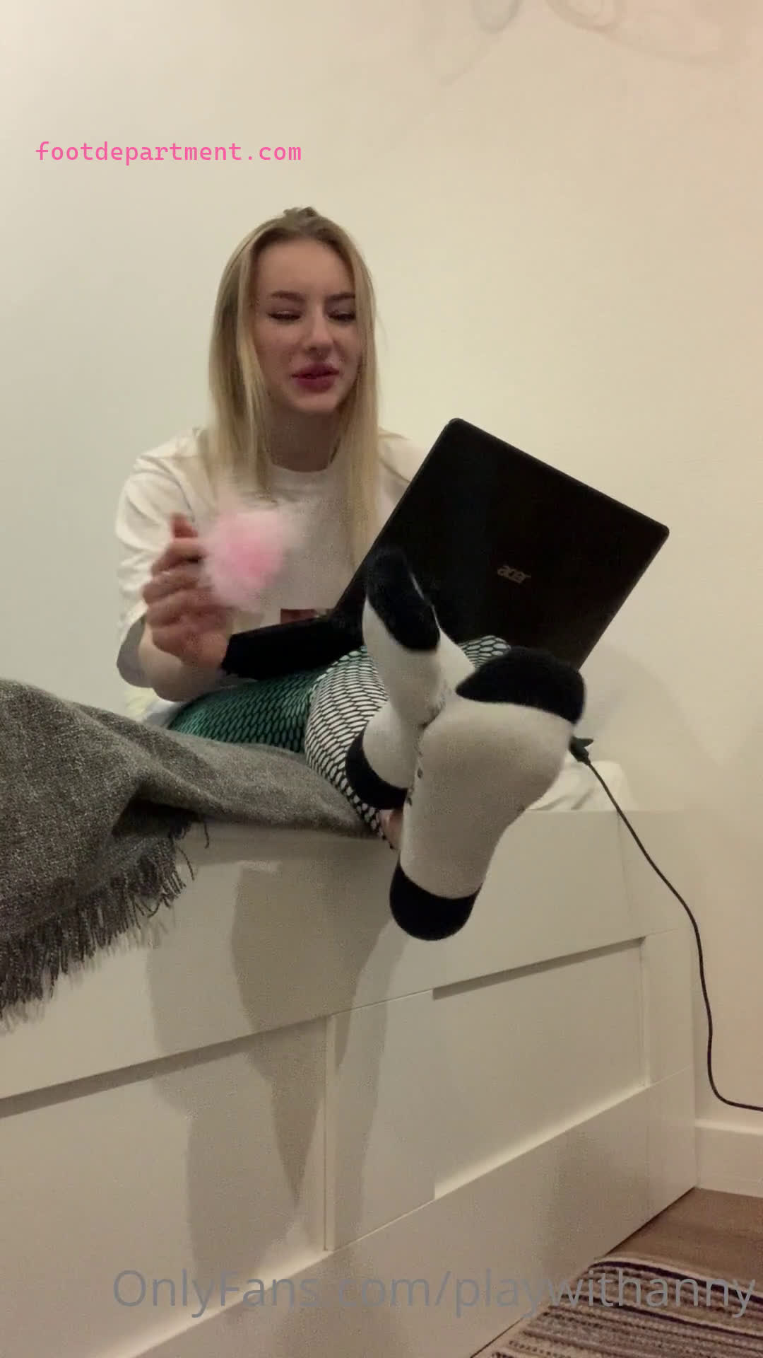 playwithanny gets her feet licked lesbians