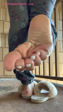 kim_kisses_foot_goddess fluffy slippers asian goddess