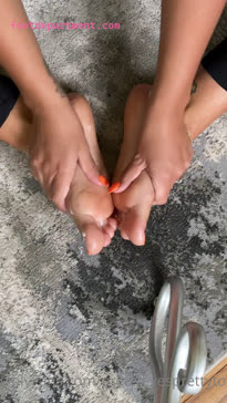 prettyeyesprettytoes  ebony toes making them oily and soft
