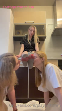 playwithanny girls worshipping each other feet