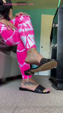 deedeericanfeet foot dangle foot clapping heel clicking pretty feet
