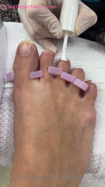 misstressroux getting nails done