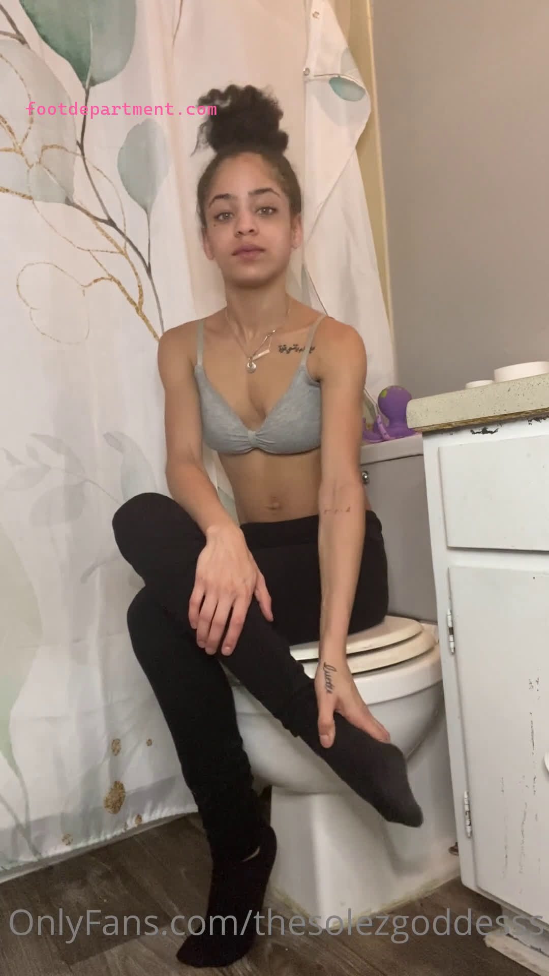 theemsmonroe video teen girl showing feet