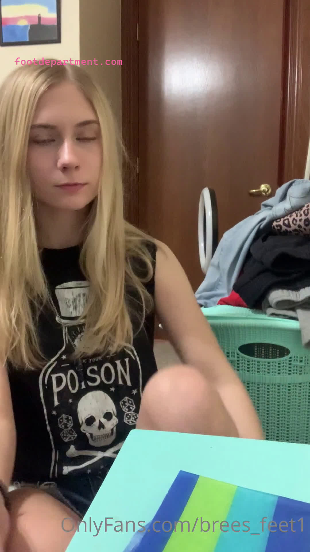 brees_feet1 teen takes her dirty socks off