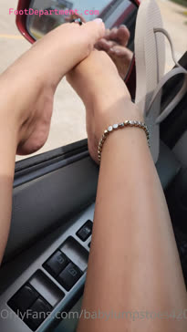 babylumpstoes420 car feet toe wiggle
