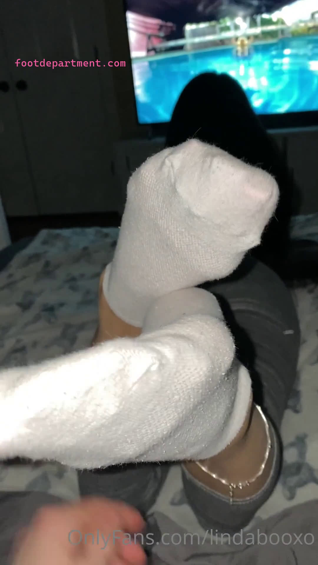 lindabooxo sock removal to show her pretty pink toes and soles