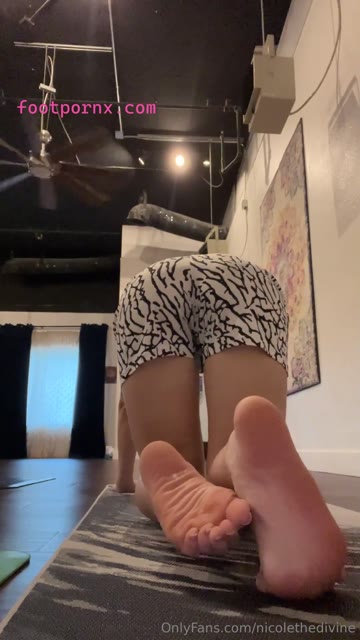 nicolethedivine pretty white girl feet soles 3