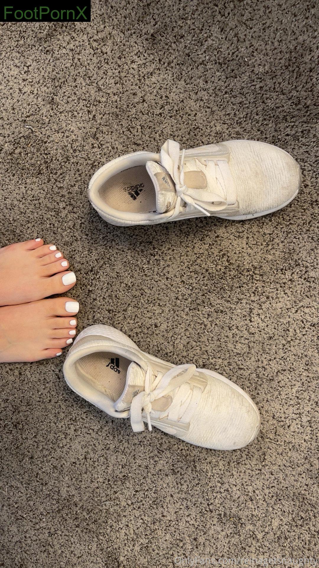 reinagetsnaughty feet photo 19