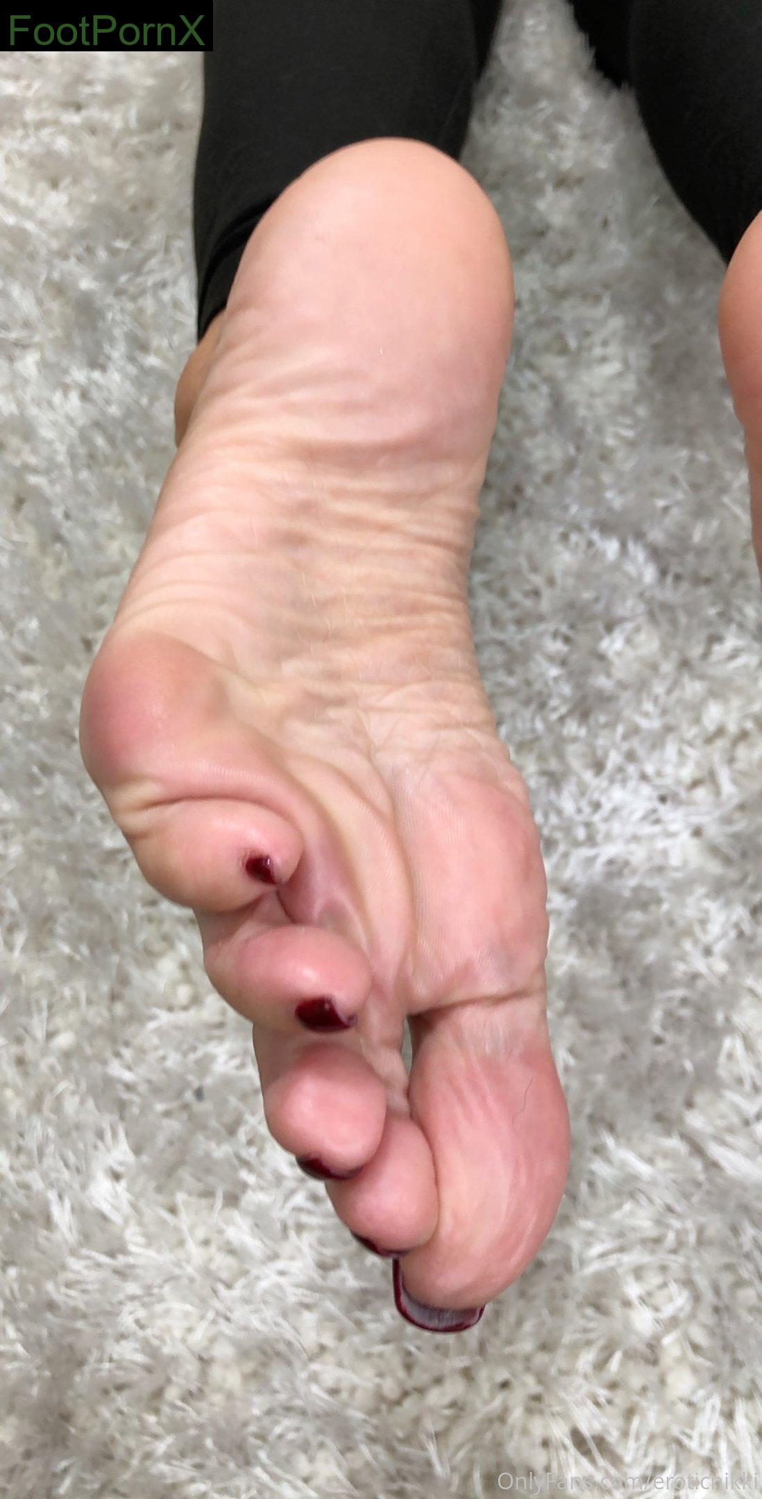 eroticnikki feet photo 1