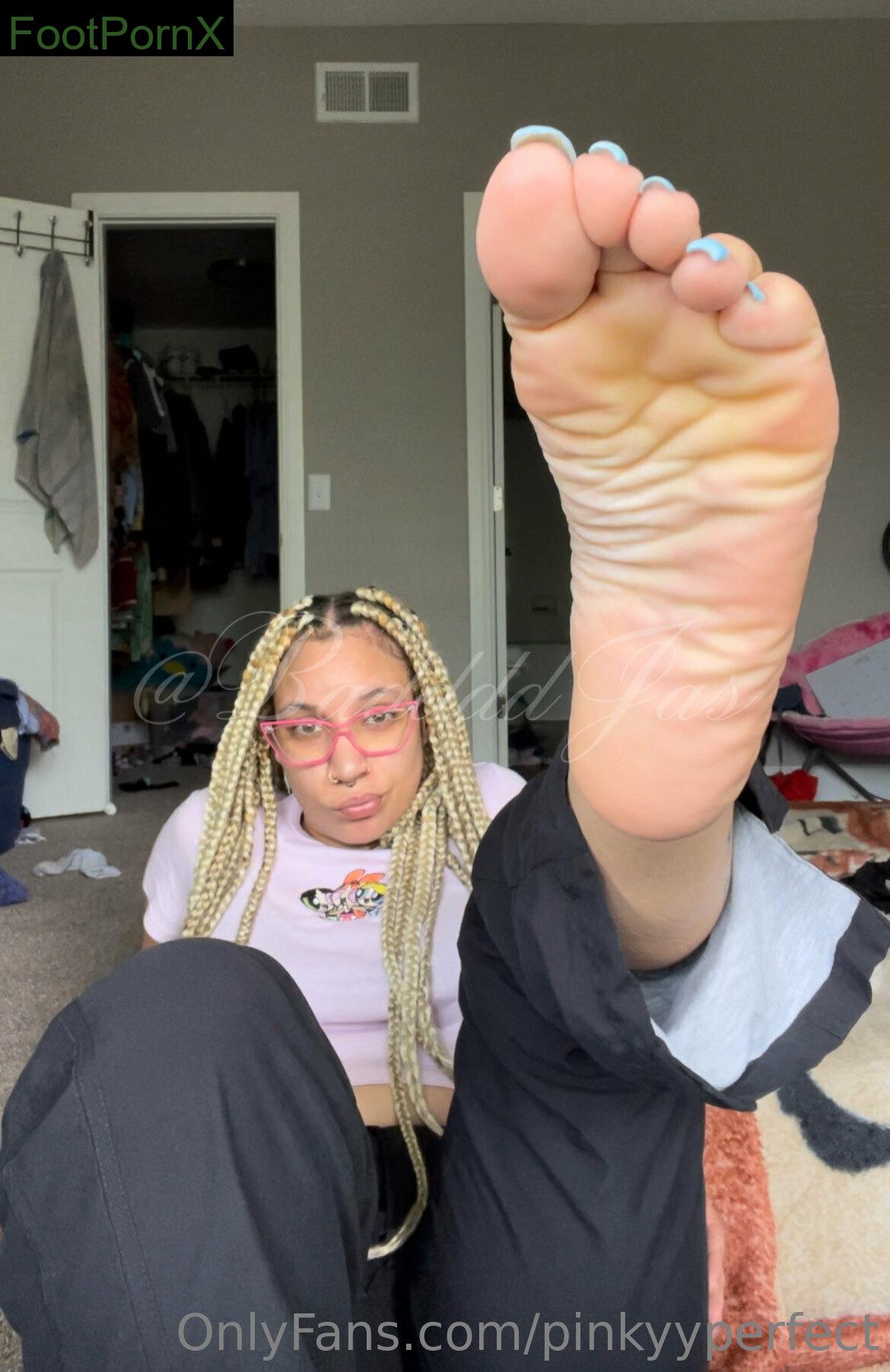 pinkyyperfect feet photo 16