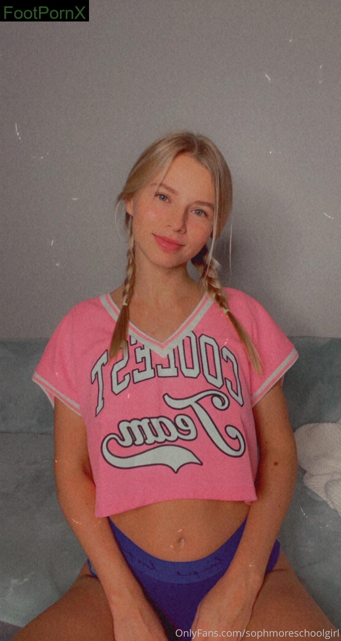 sophmoreschoolgirl