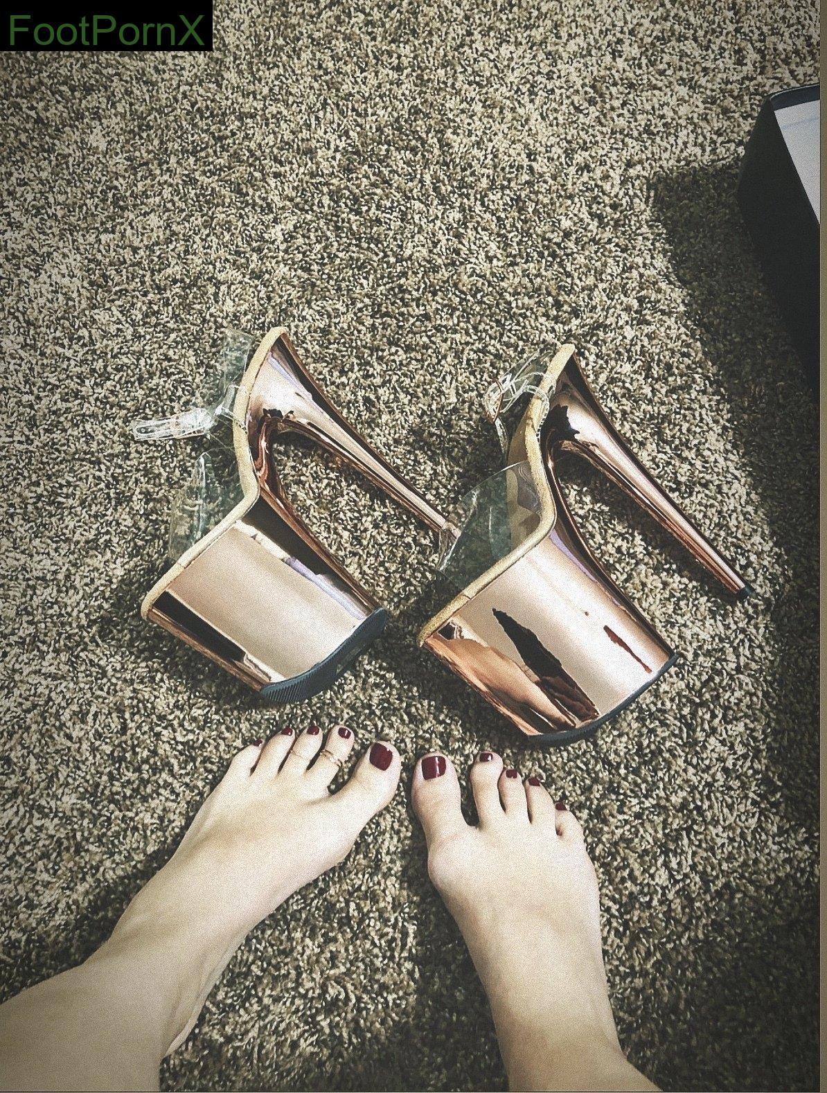SellMySole - Liv feet photo 14