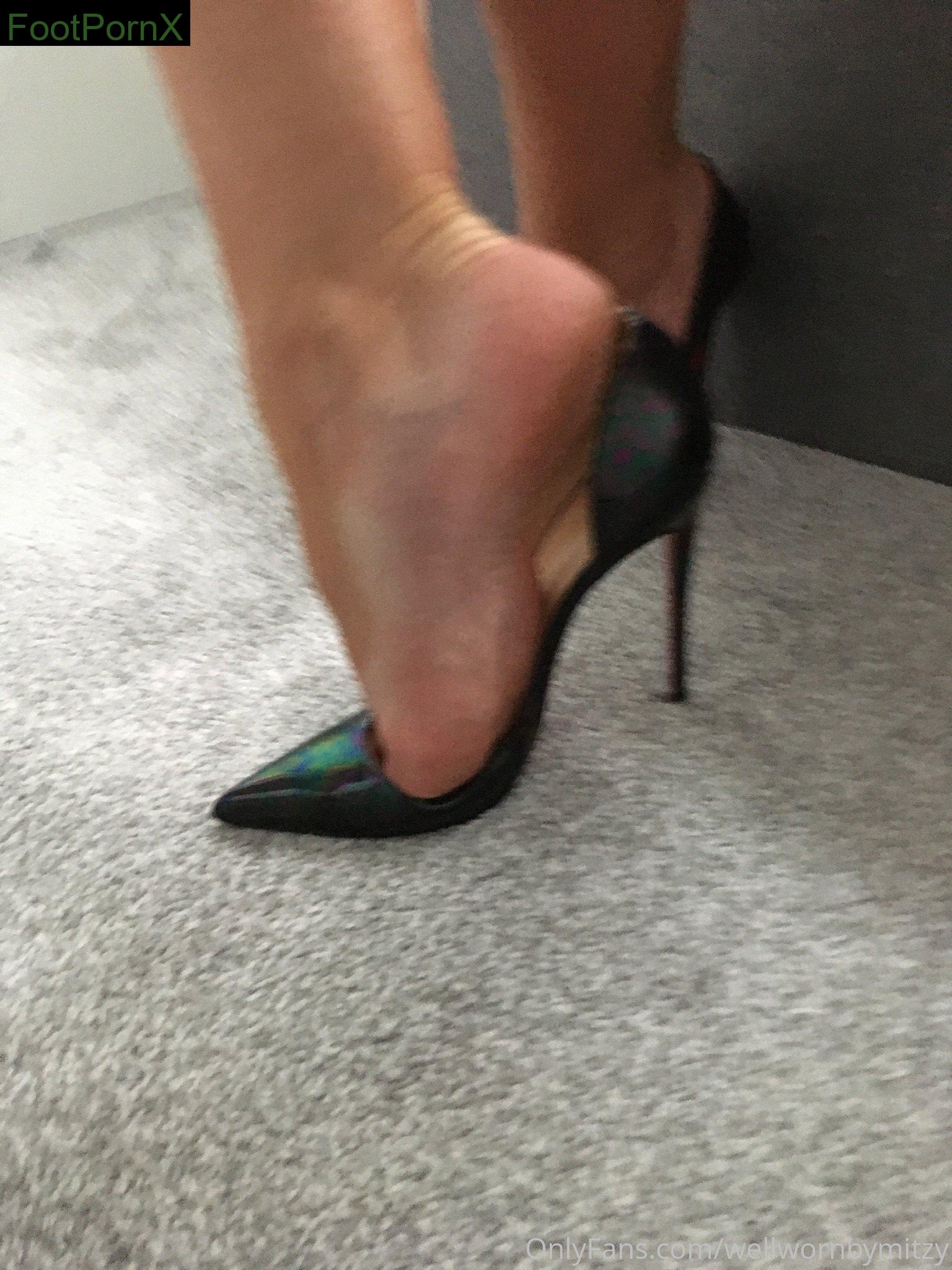 wellwornbymitzy feet photo 1