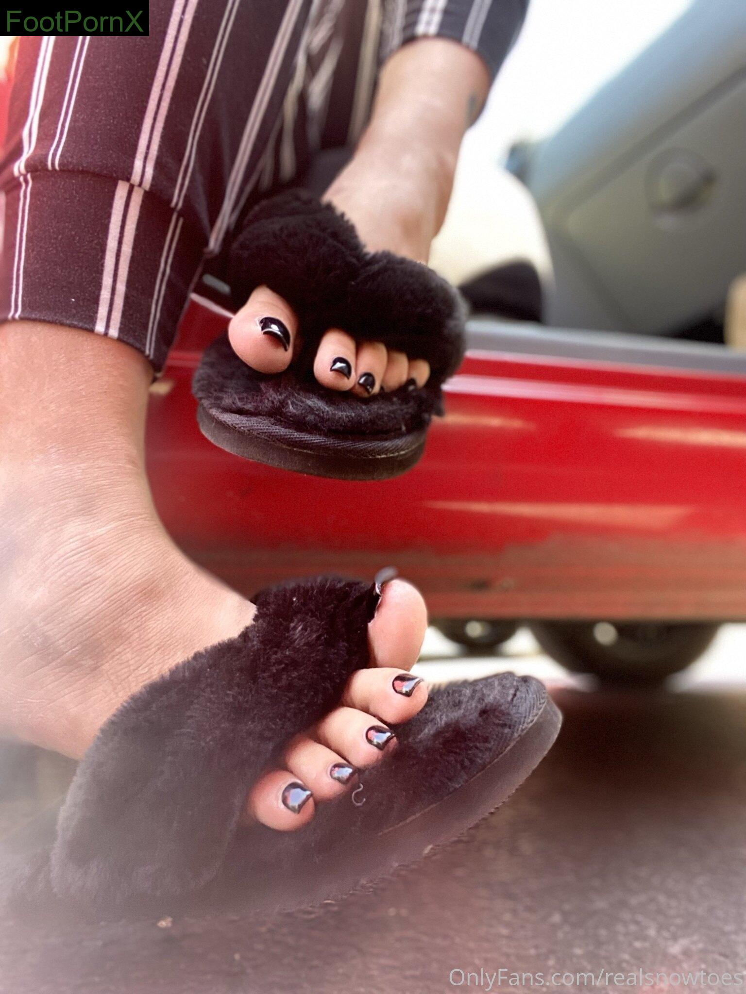 realsnowtoes feet photo 1