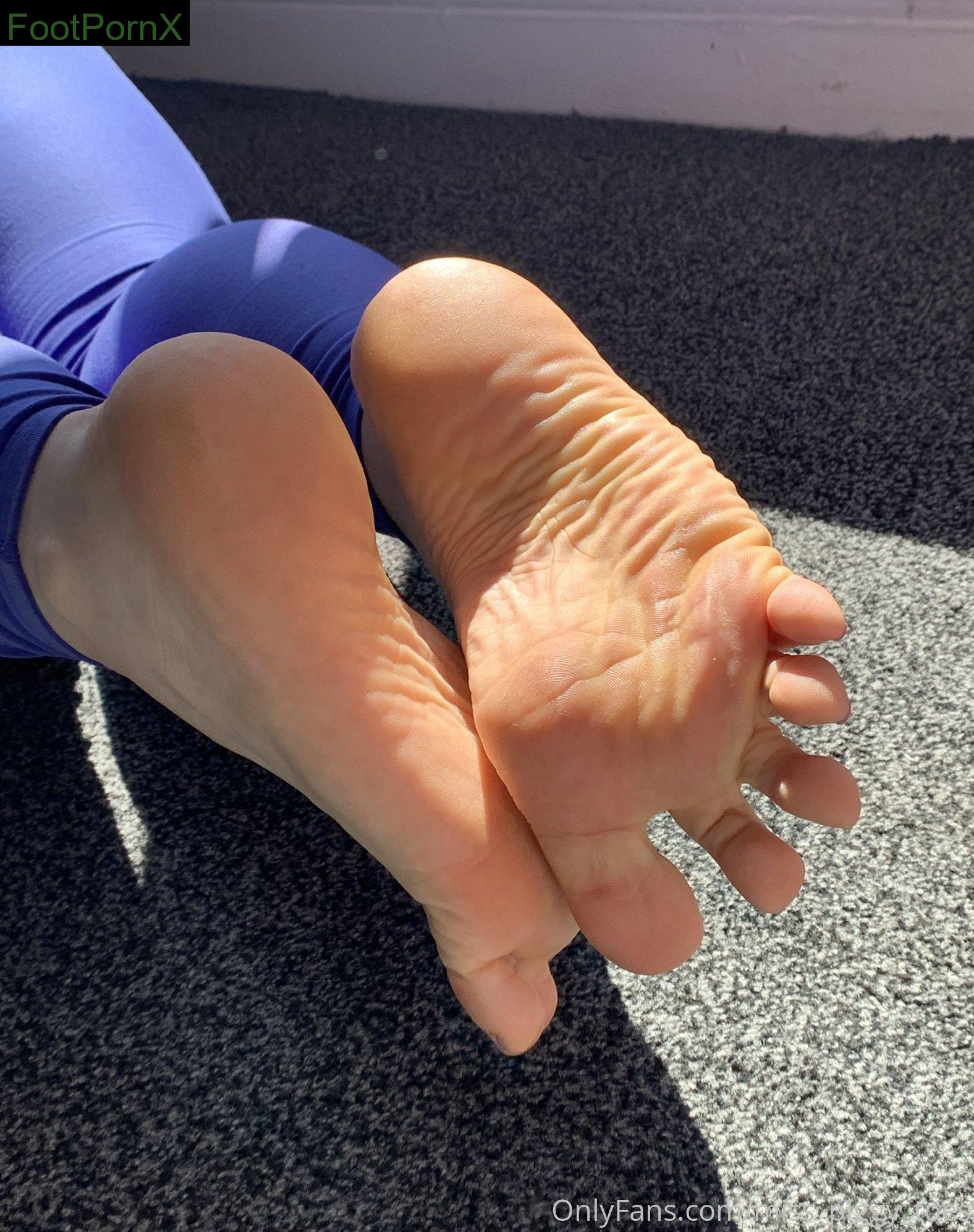 miss_piggy_toes feet photo 18