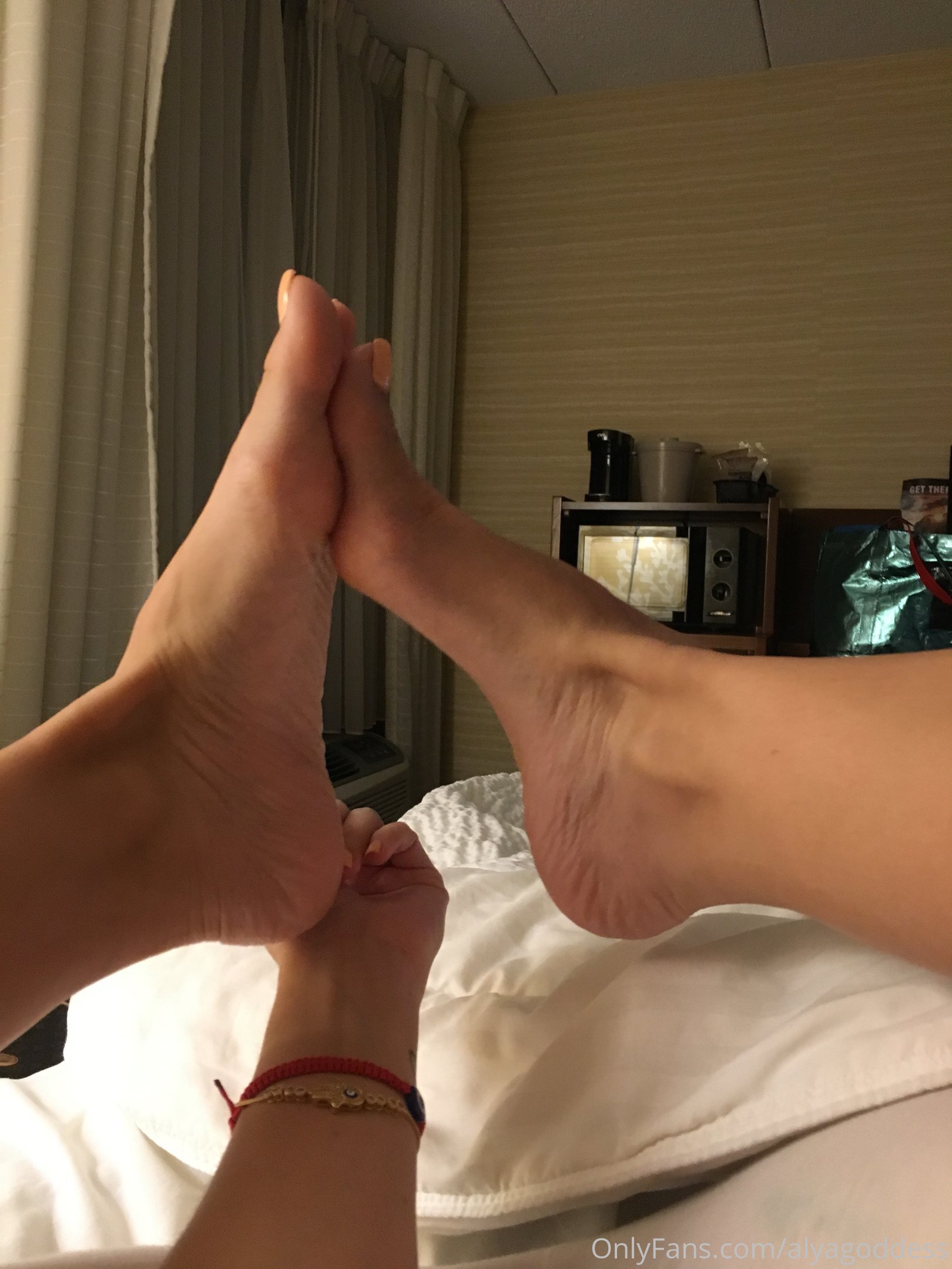 alyagoddess feet photo 2