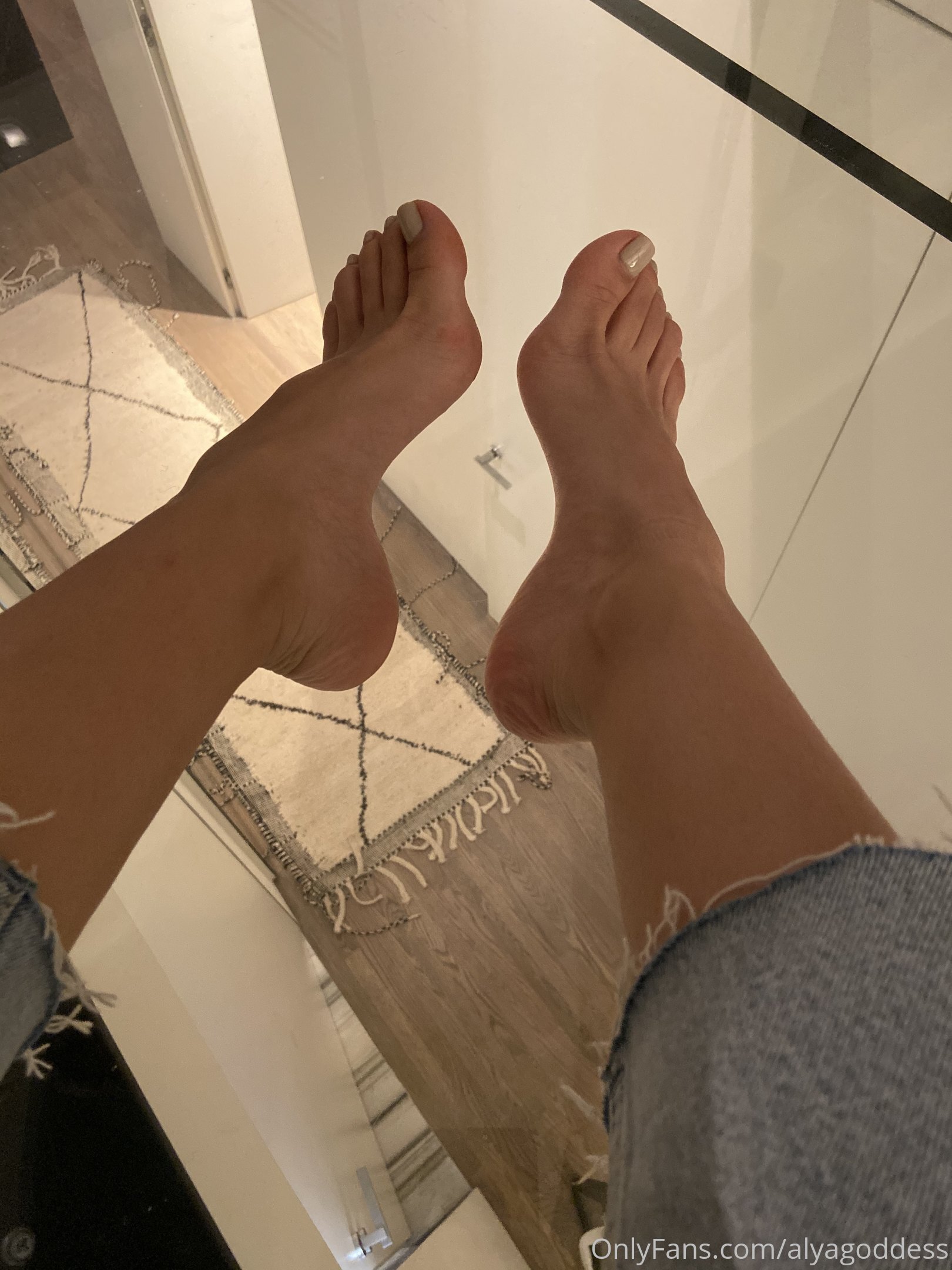 alyagoddess feet photo 16