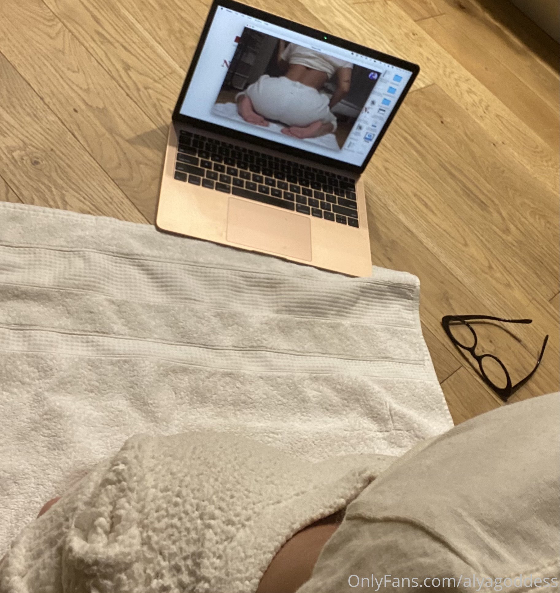 alyagoddess feet photo 21