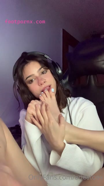 adestoex petite latina cute feet 4