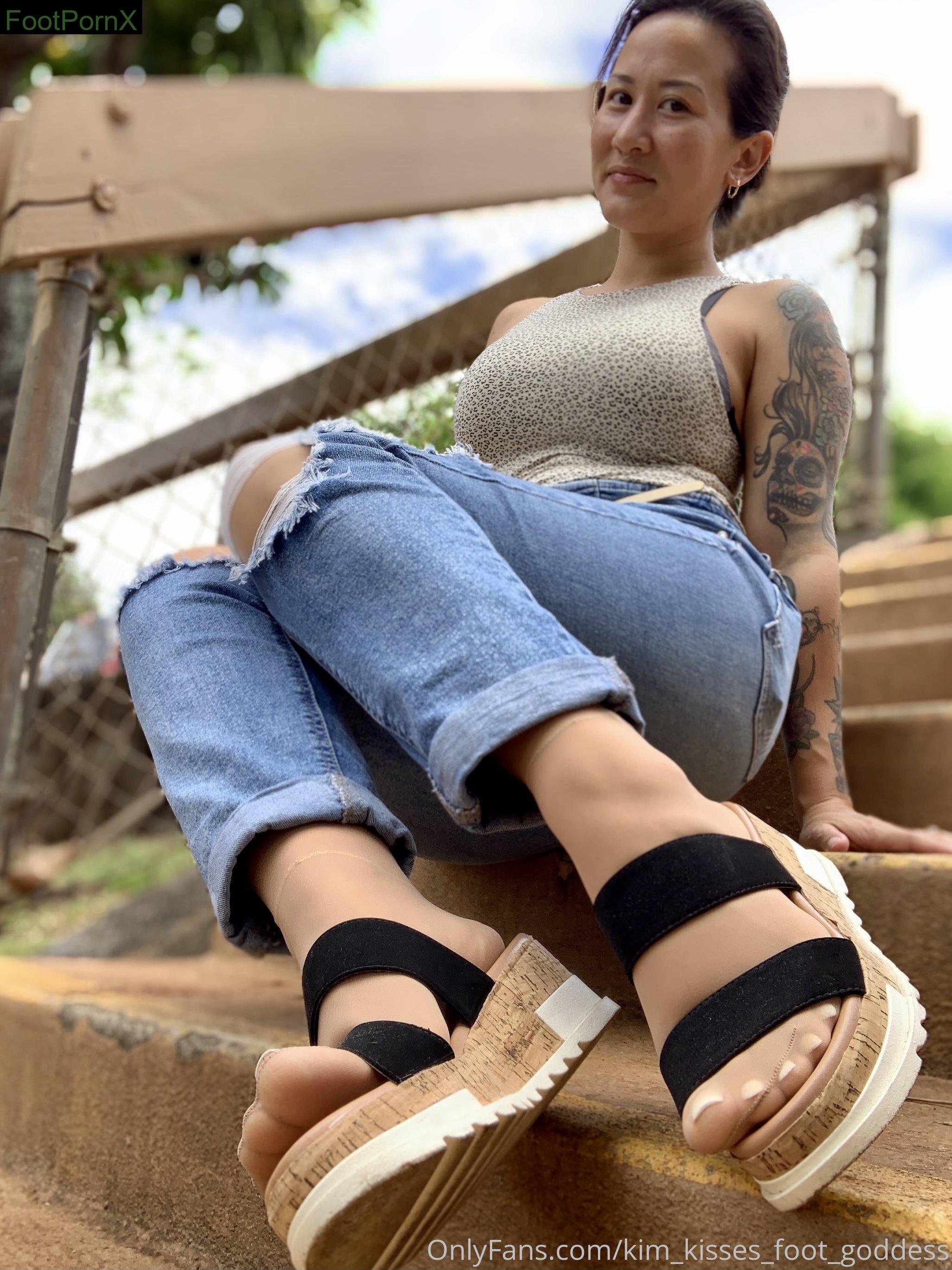 kim_kisses_foot_goddess feet photo 14