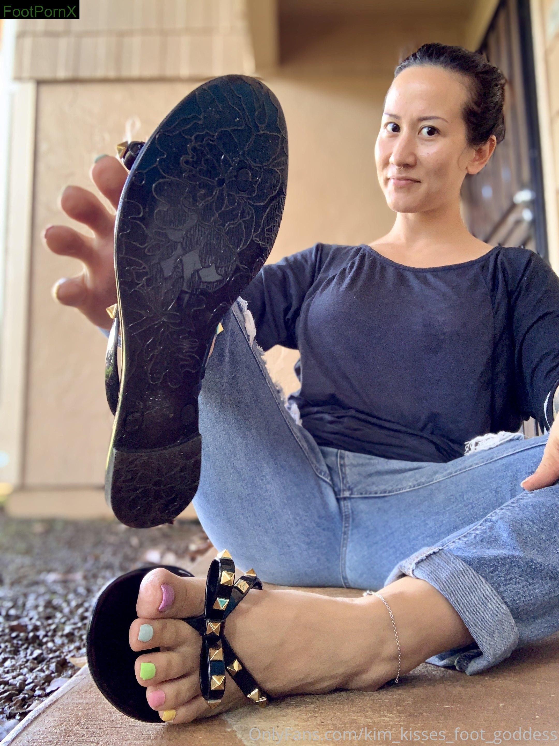 kim_kisses_foot_goddess feet photo 3