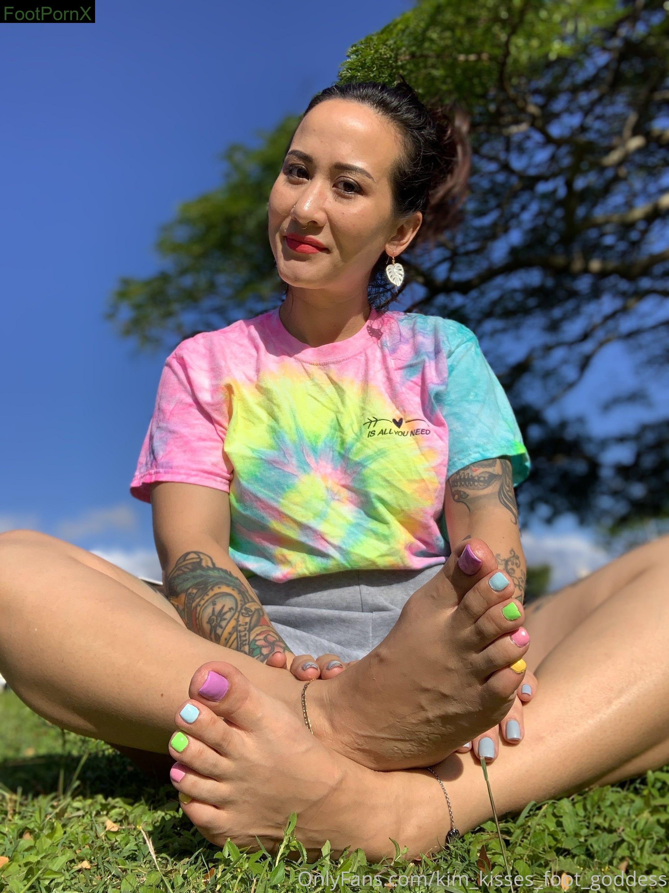 kim_kisses_foot_goddess feet photo 4
