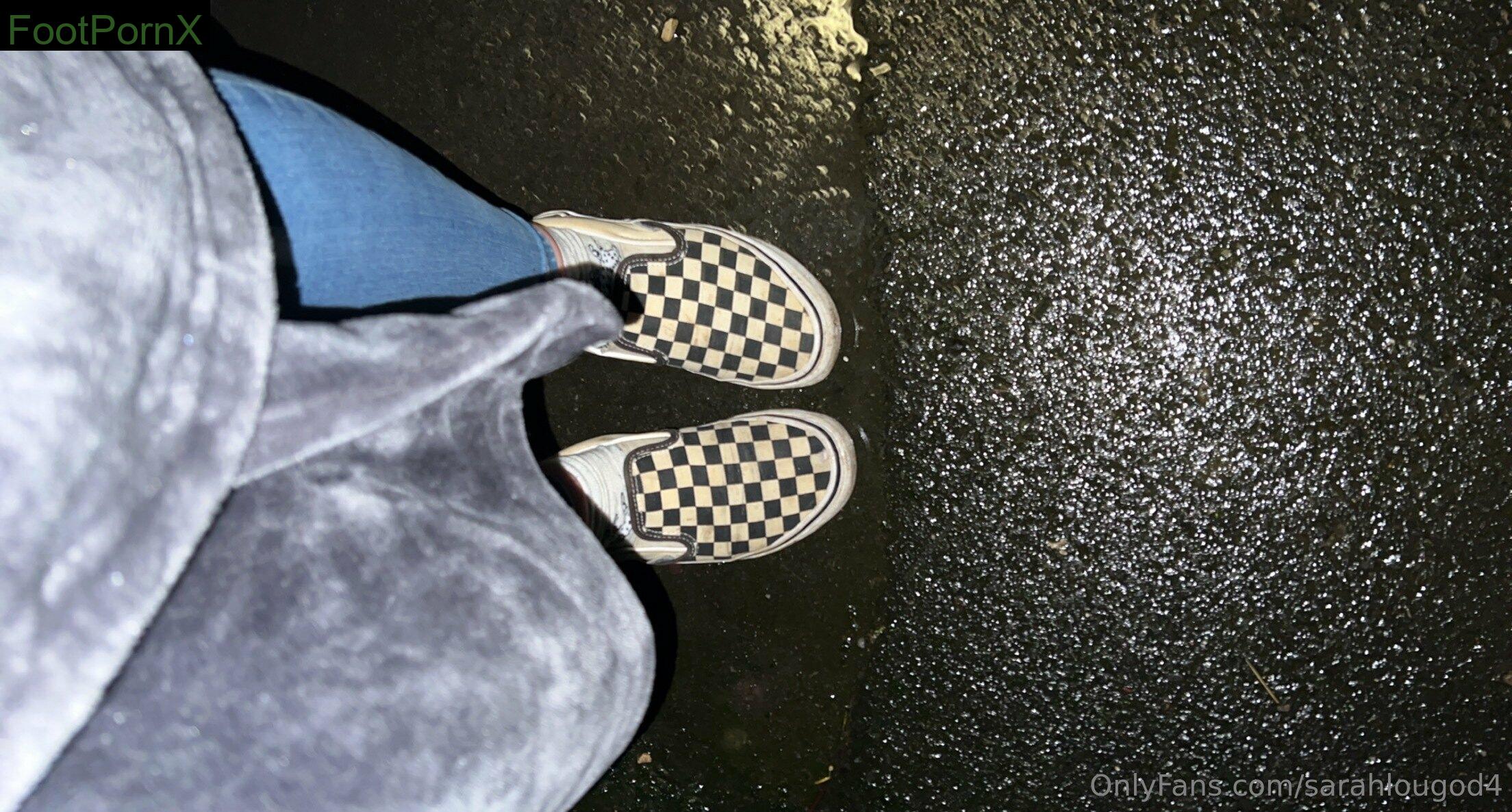 sarahlougod4 feet photo 1