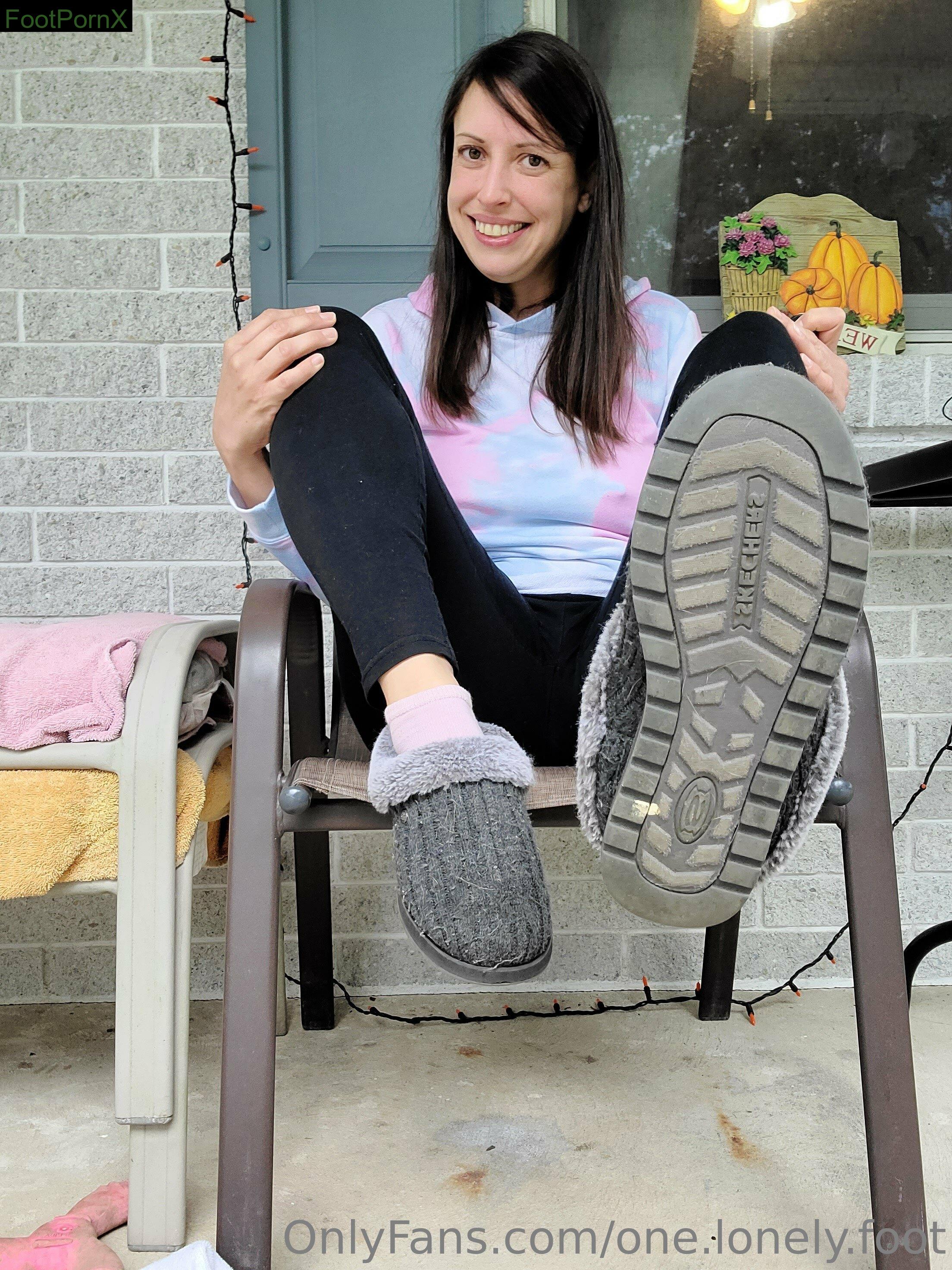 one.lonely.foot feet photo 16