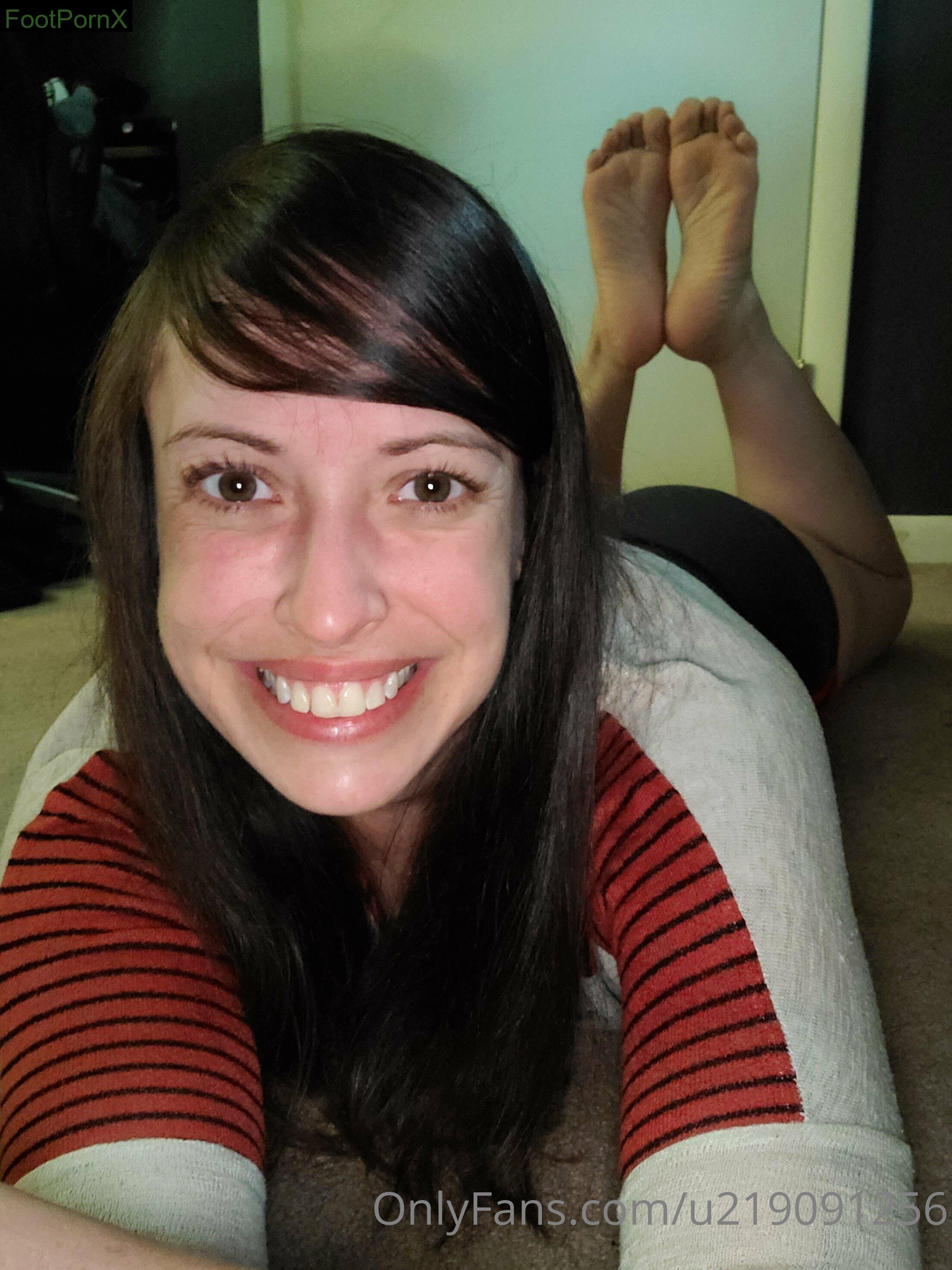 one.lonely.foot feet photo 21