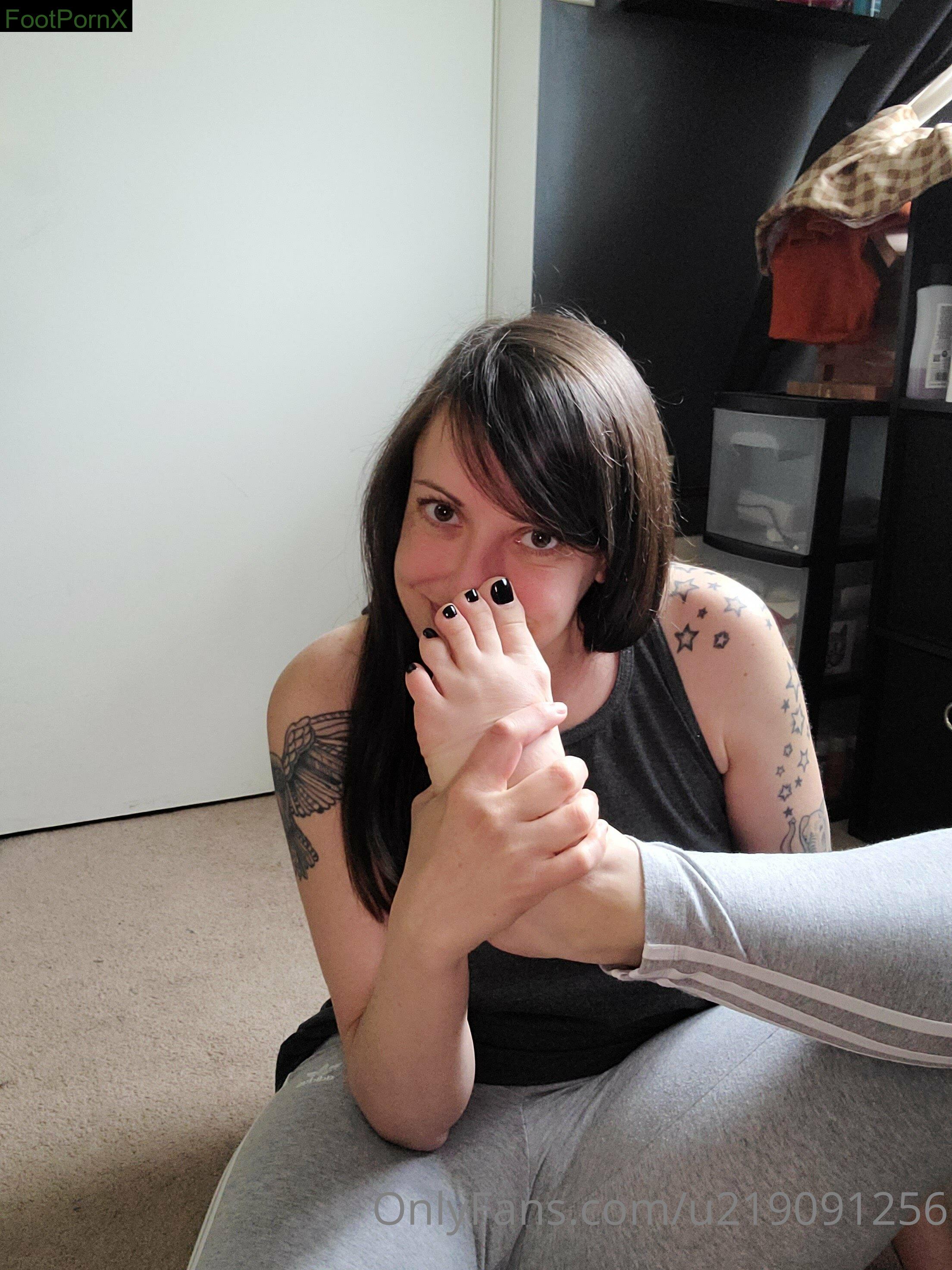 one.lonely.foot feet photo 9
