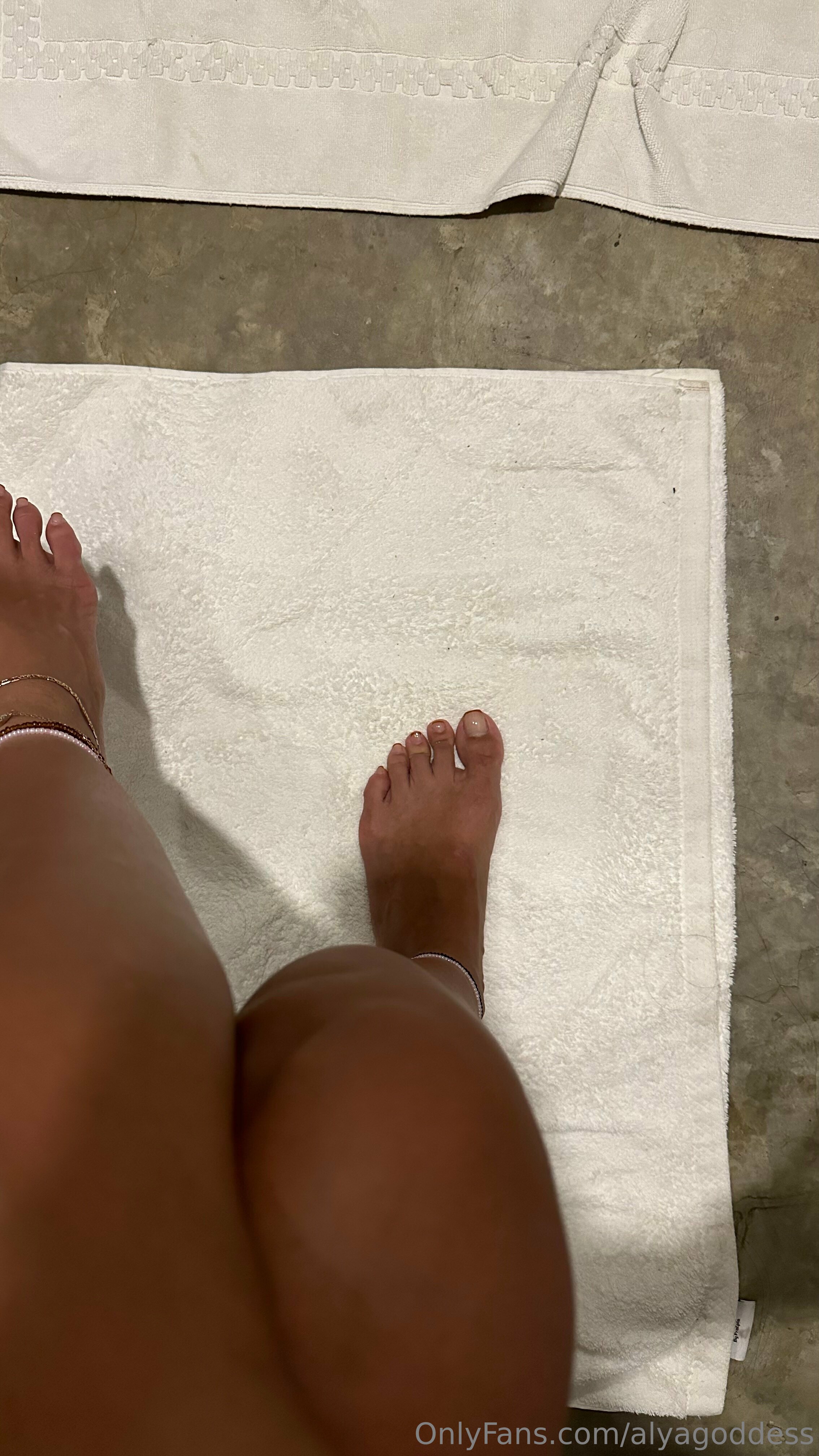 alyagoddess feet photo 2