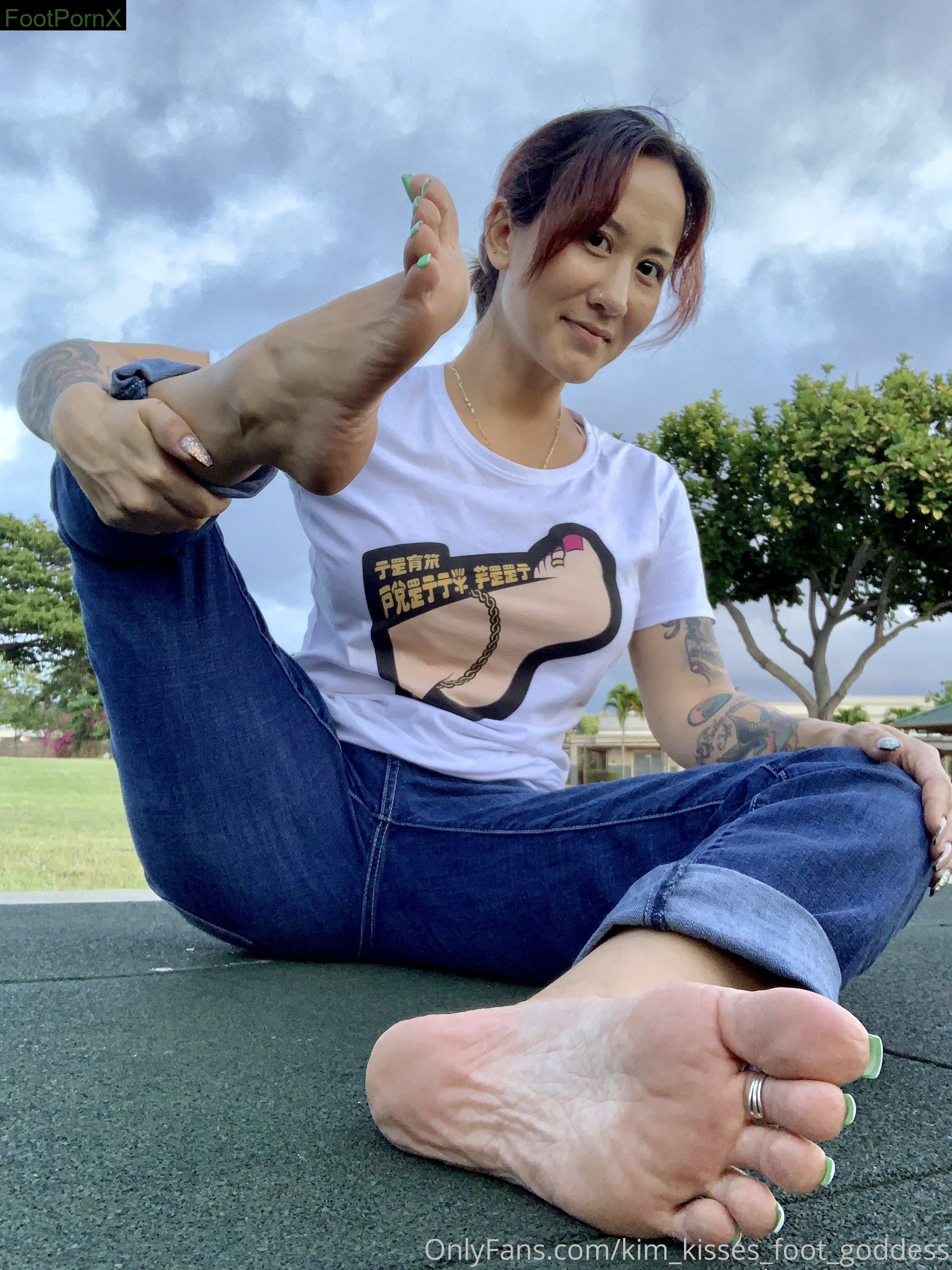 kim_kisses_foot_goddess feet photo 21