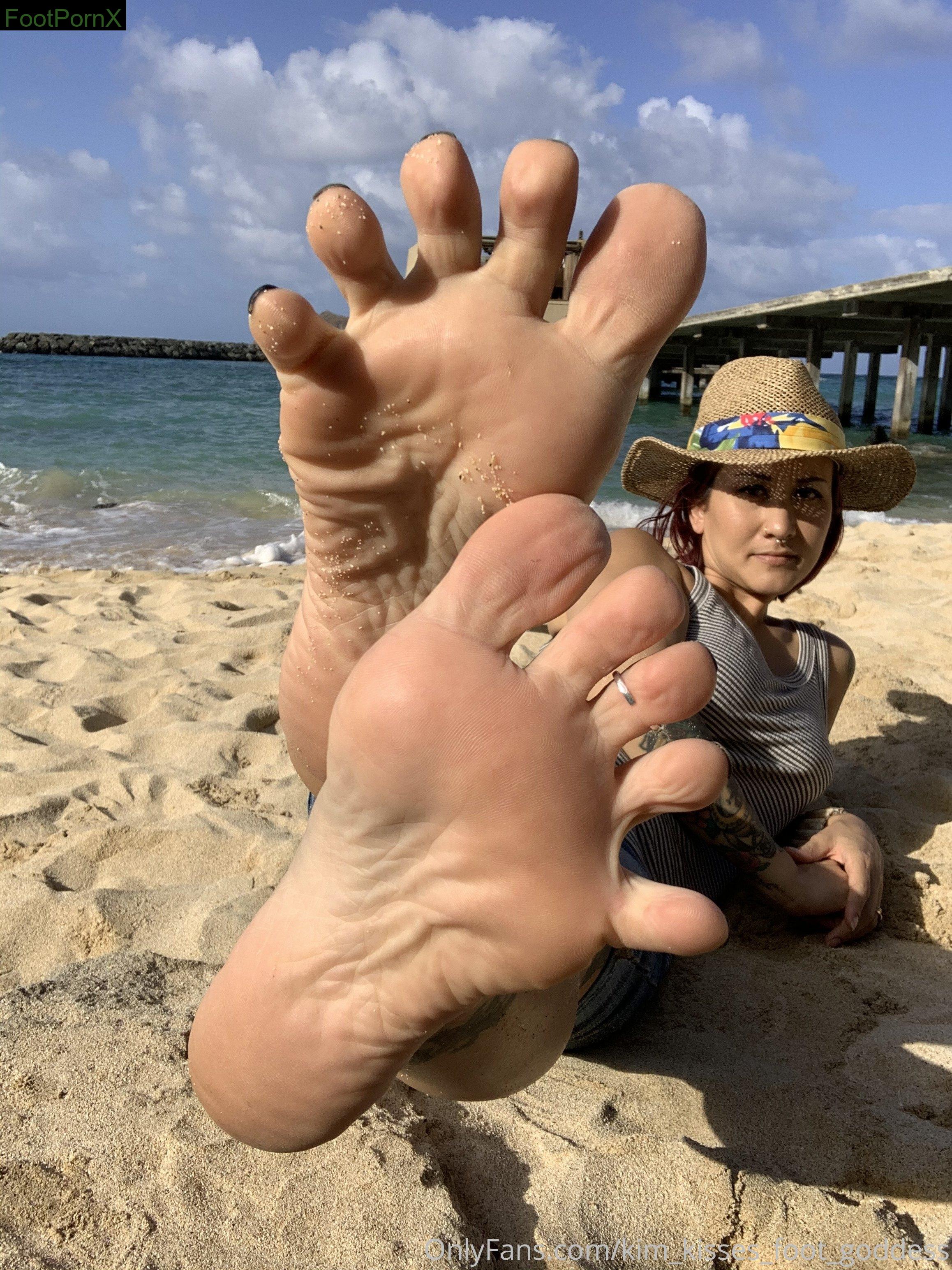 kim_kisses_foot_goddess feet photo 14